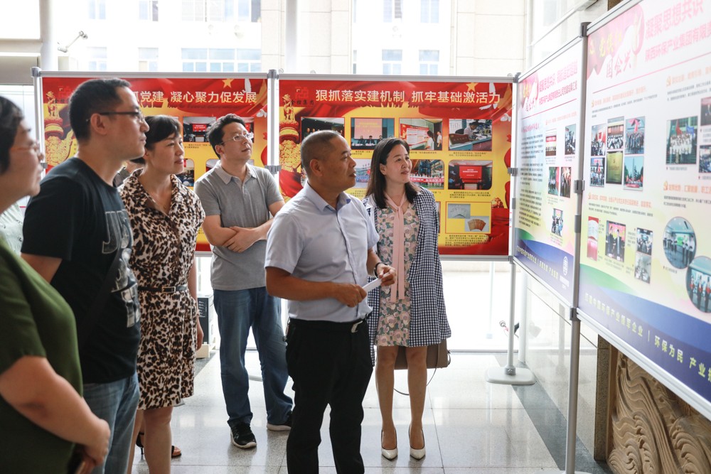 1.集团公司党委副书记、工会主席黄国全向导党员代体现场旅行学习。。。。。。。.jpg
